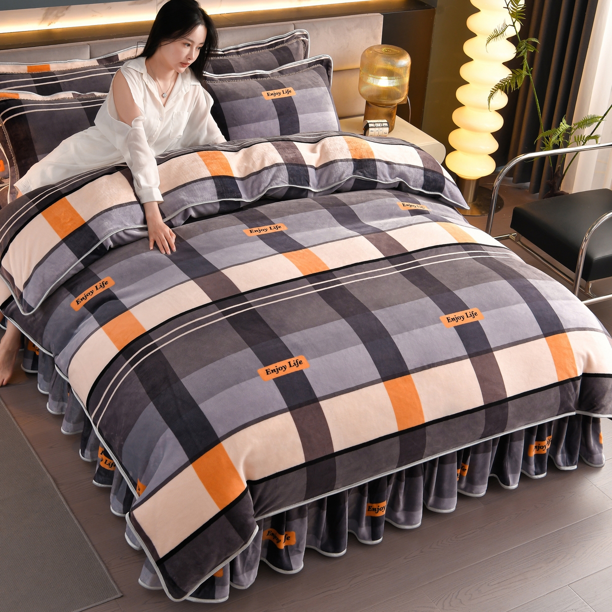 董成龙家纺 20256新款高克重9-10斤加厚印花超柔牛奶绒爆款法莱绒金貂绒床裙四件套控价 格调