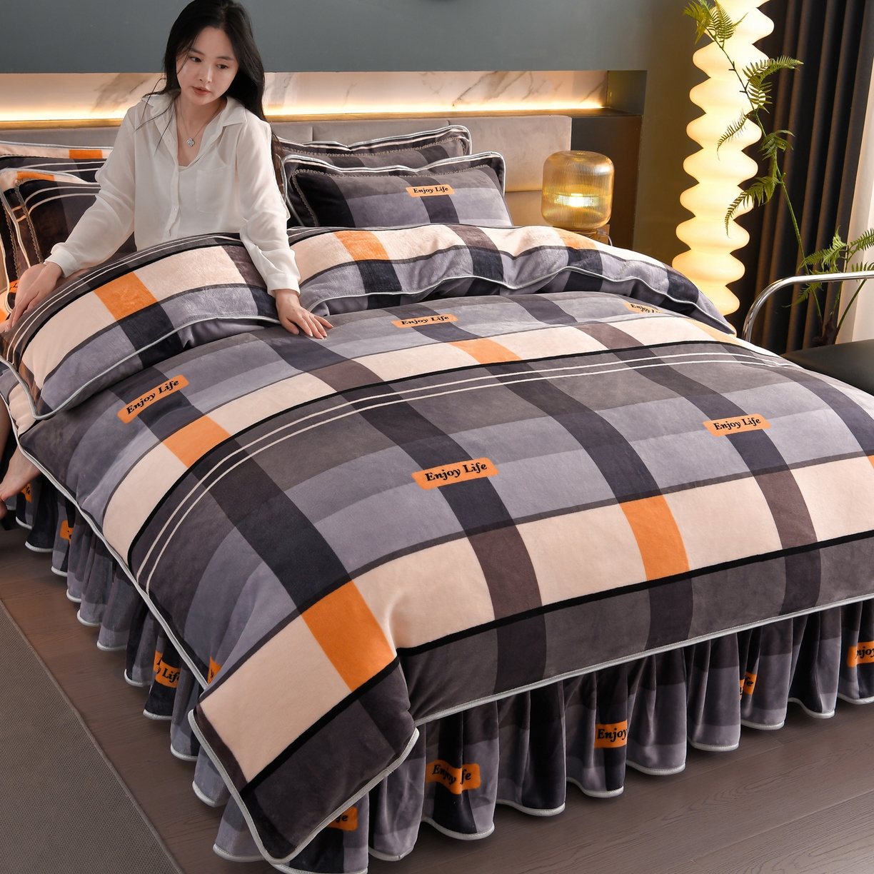 91家纺网 家纺一手货源 找家纺 董成龙家纺 2026新款高克重9-10斤加厚印花超柔牛奶绒爆款法莱绒金貂绒床裙四件套控价 格调