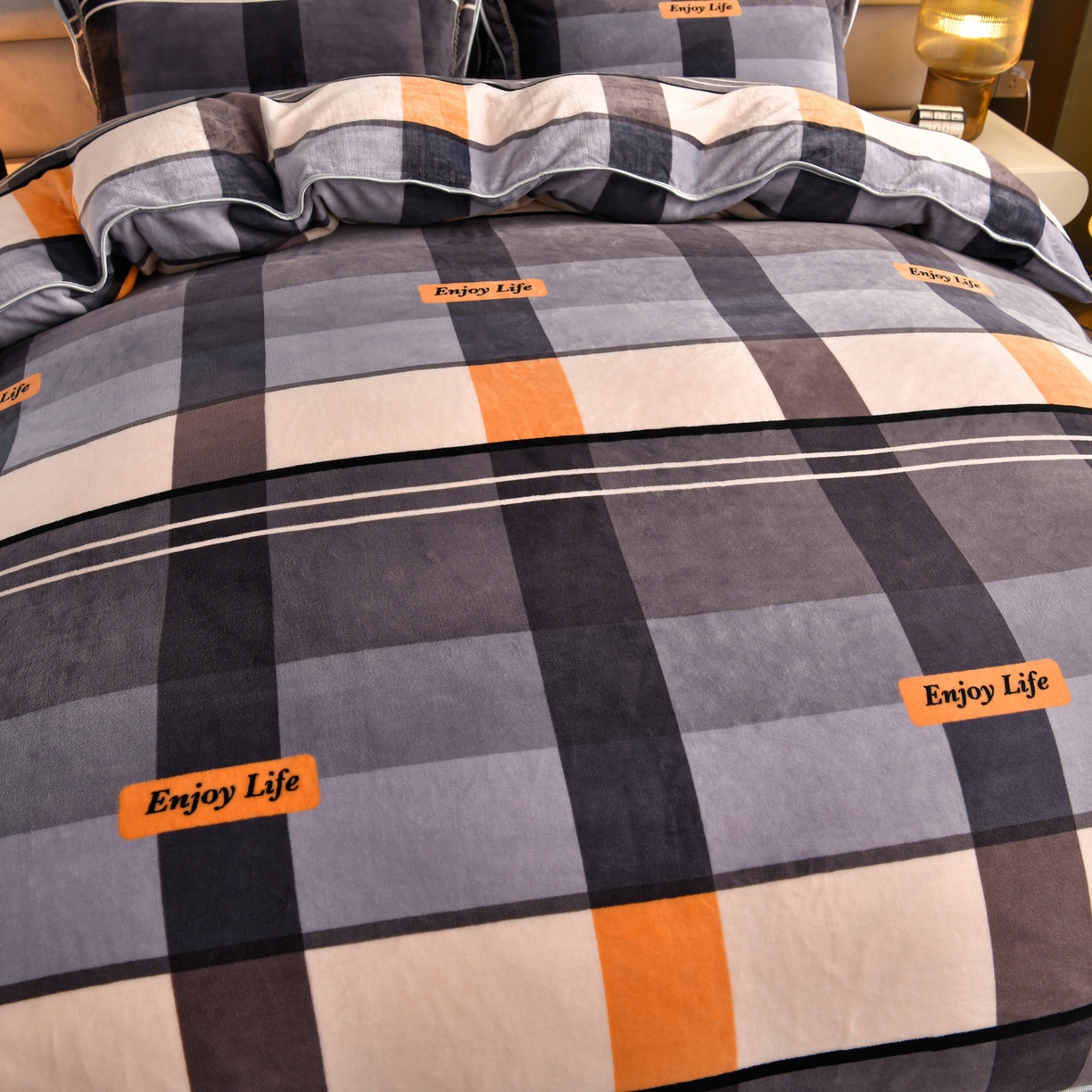 91家纺网 家纺一手货源 找家纺 董成龙家纺 2026新款高克重9-10斤加厚印花超柔牛奶绒爆款法莱绒金貂绒床裙四件套控价 格调