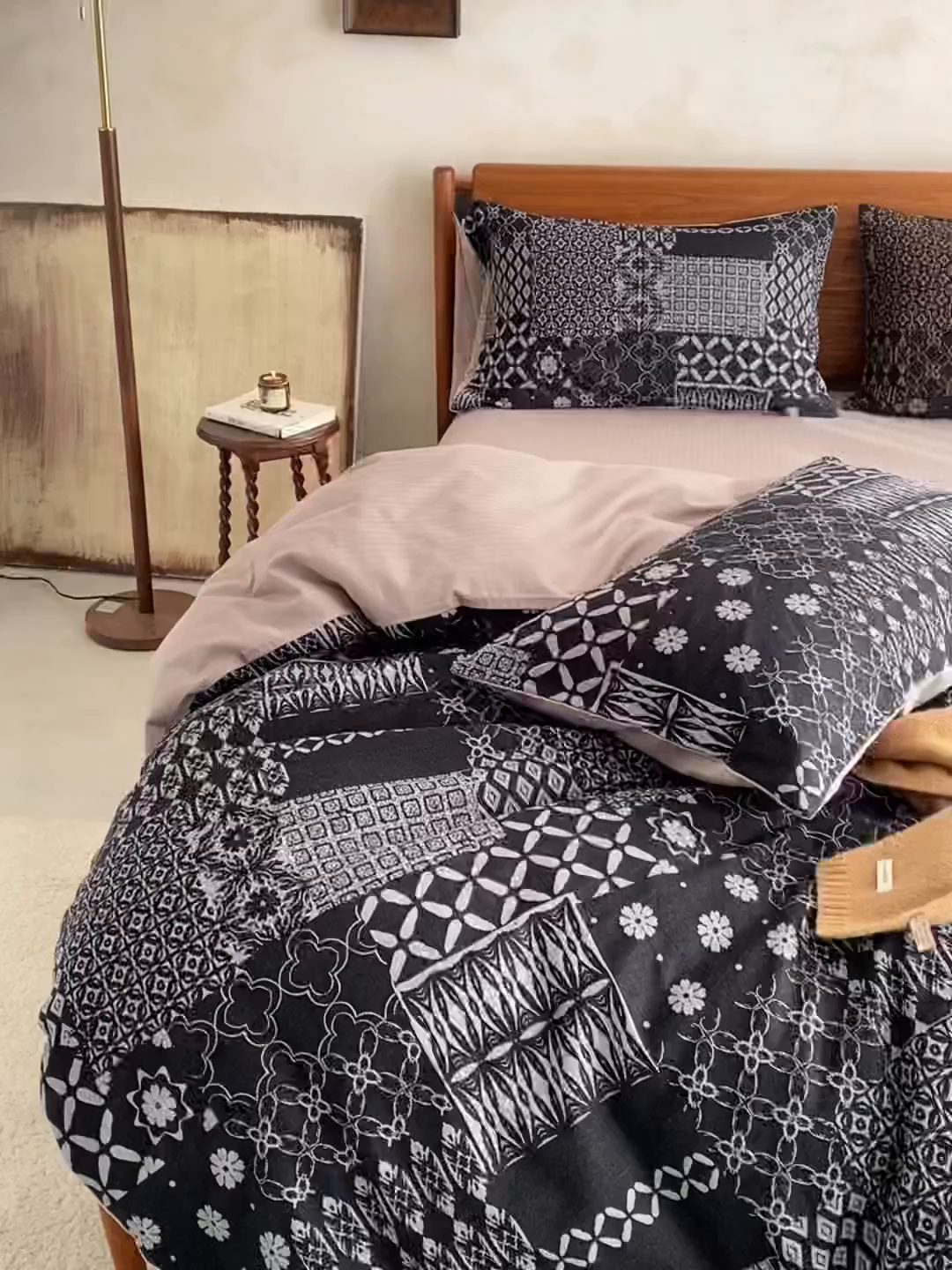 91家纺网 家纺一手货源 找家纺 山舍家居 2026新款A面色经色纬的色织提花B面全棉人字纹小提花四件套-霍德华庄园（不含税不含运费） 霍德华庄园-灰