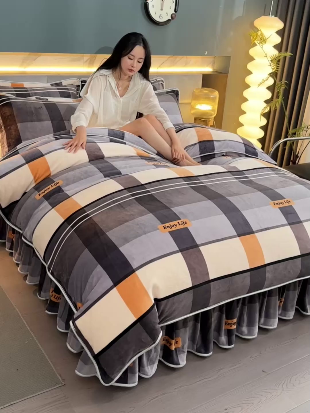 91家纺网 家纺一手货源 找家纺 董成龙家纺 2026新款高克重9-10斤加厚印花超柔牛奶绒爆款法莱绒金貂绒床裙四件套控价 格调