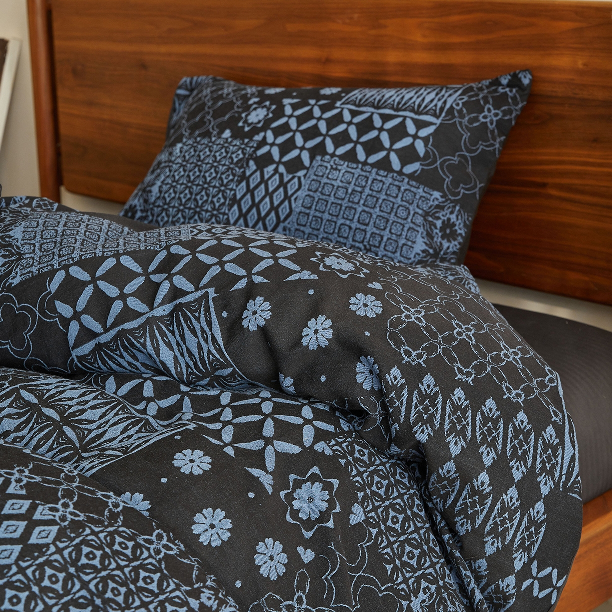 91家纺网 家纺一手货源 找家纺 山舍家居 2026新款A面色经色纬的色织提花B面全棉人字纹小提花四件套-霍德华庄园（不含税不含运费） 霍德华庄园-蓝