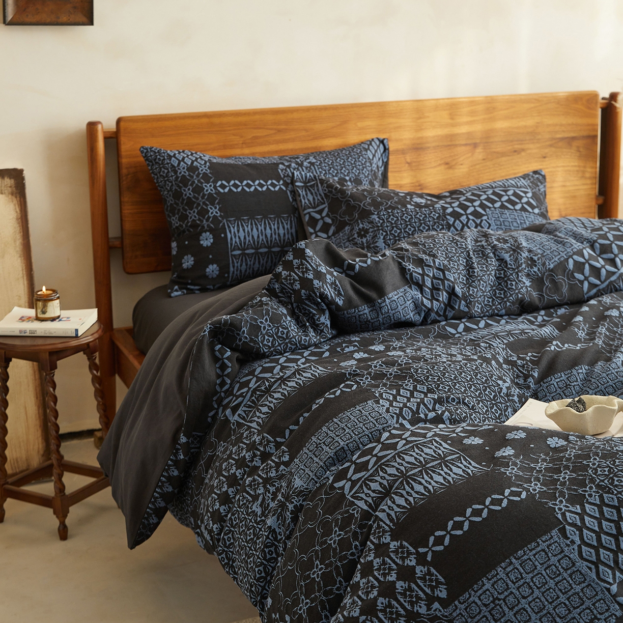 91家纺网 家纺一手货源 找家纺 山舍家居 2026新款A面色经色纬的色织提花B面全棉人字纹小提花四件套-霍德华庄园（不含税不含运费） 霍德华庄园-蓝