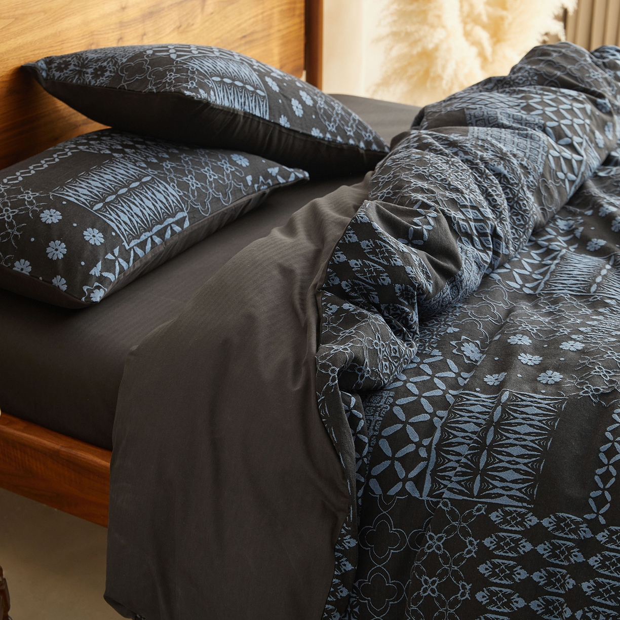 91家纺网 家纺一手货源 找家纺 山舍家居 2026新款A面色经色纬的色织提花B面全棉人字纹小提花四件套-霍德华庄园（不含税不含运费） 霍德华庄园-蓝