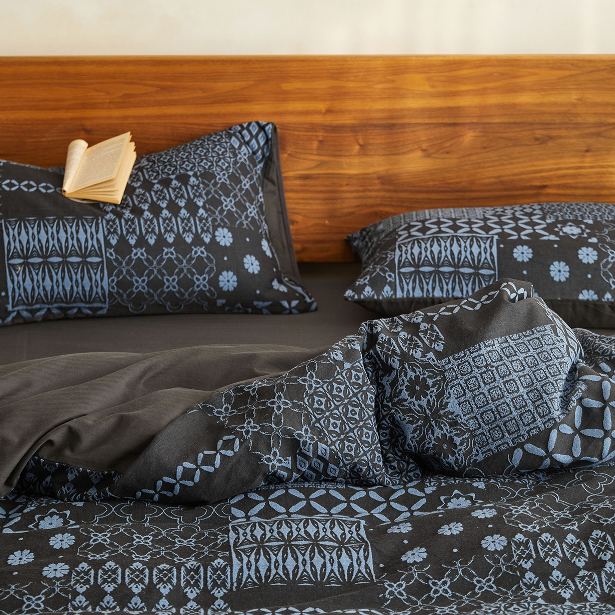 91家纺网 家纺一手货源 找家纺 山舍家居 2026新款A面色经色纬的色织提花B面全棉人字纹小提花四件套-霍德华庄园（不含税不含运费） 霍德华庄园-蓝