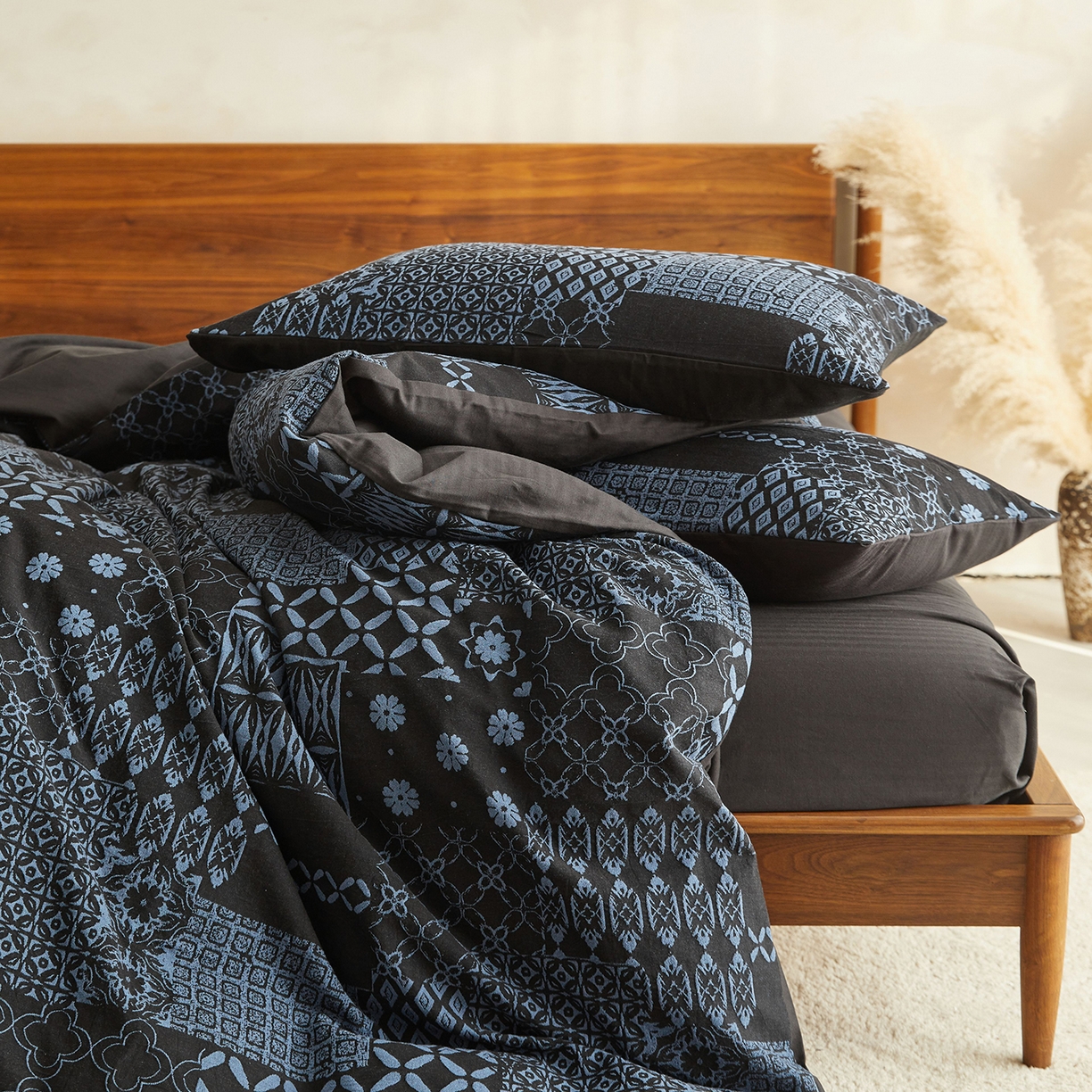 91家纺网 家纺一手货源 找家纺 山舍家居 2026新款A面色经色纬的色织提花B面全棉人字纹小提花四件套-霍德华庄园（不含税不含运费） 霍德华庄园-蓝