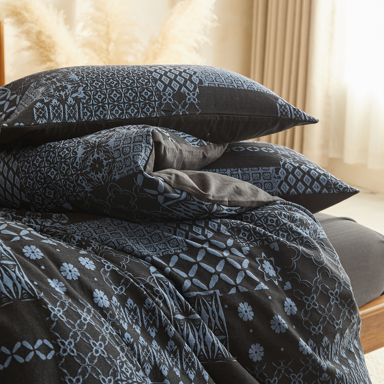 91家纺网 家纺一手货源 找家纺 山舍家居 2026新款A面色经色纬的色织提花B面全棉人字纹小提花四件套-霍德华庄园（不含税不含运费） 霍德华庄园-蓝