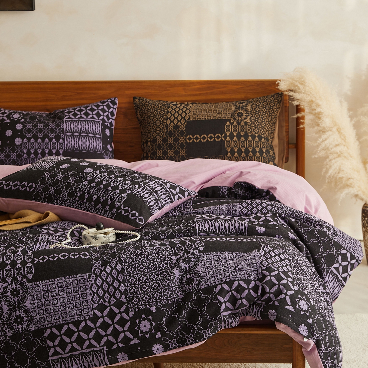 91家纺网 家纺一手货源 找家纺 山舍家居 2026新款A面色经色纬的色织提花B面全棉人字纹小提花四件套-霍德华庄园（不含税不含运费） 霍德华庄园-紫