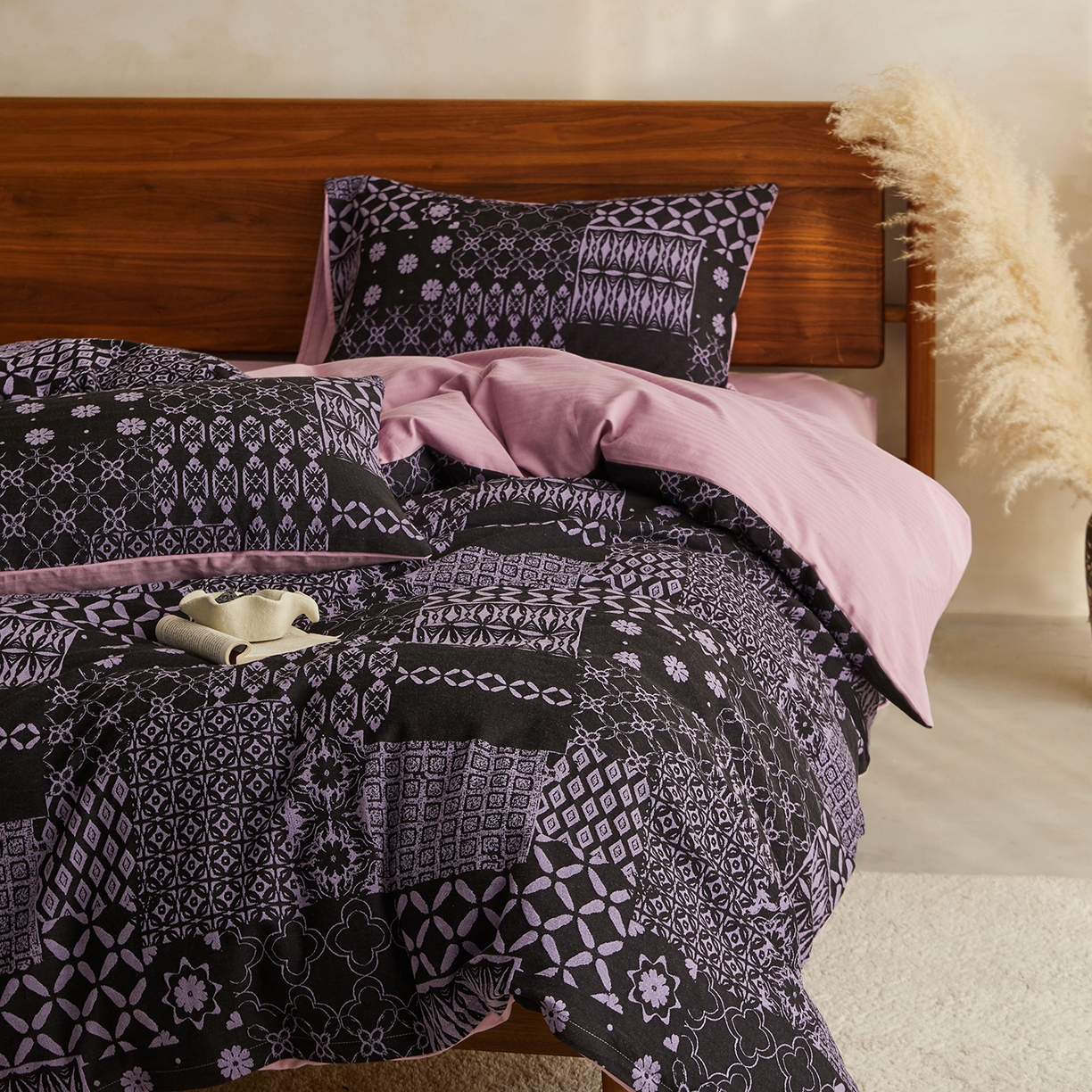 91家纺网 家纺一手货源 找家纺 山舍家居 2026新款A面色经色纬的色织提花B面全棉人字纹小提花四件套-霍德华庄园（不含税不含运费） 霍德华庄园-紫