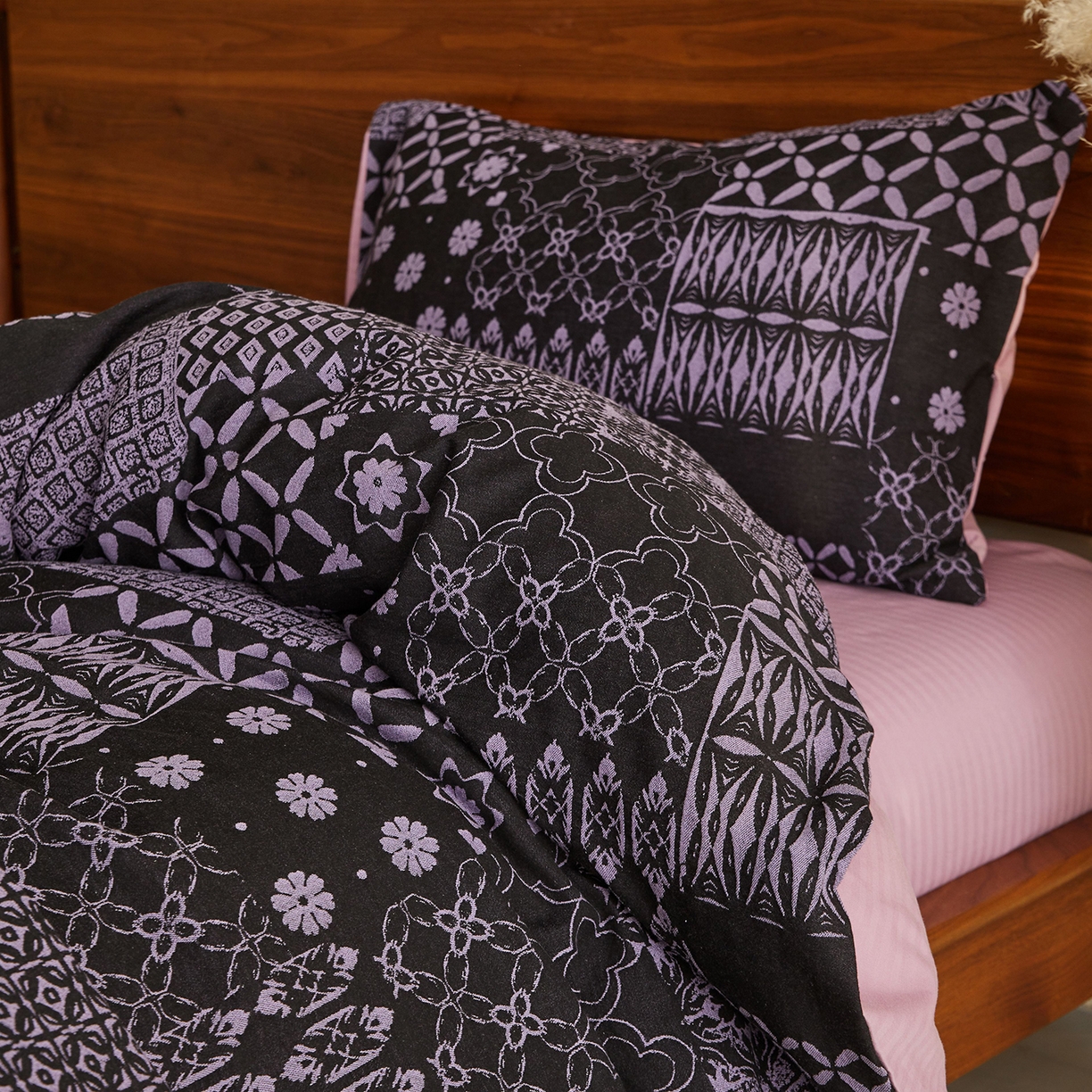 91家纺网 家纺一手货源 找家纺 山舍家居 2026新款A面色经色纬的色织提花B面全棉人字纹小提花四件套-霍德华庄园（不含税不含运费） 霍德华庄园-紫