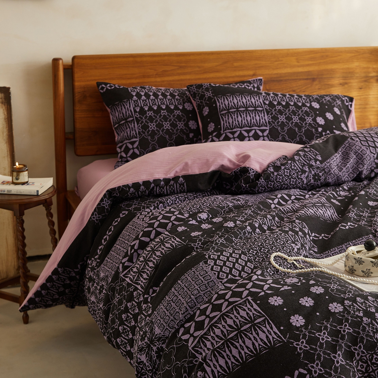 91家纺网 家纺一手货源 找家纺 山舍家居 2026新款A面色经色纬的色织提花B面全棉人字纹小提花四件套-霍德华庄园（不含税不含运费） 霍德华庄园-紫