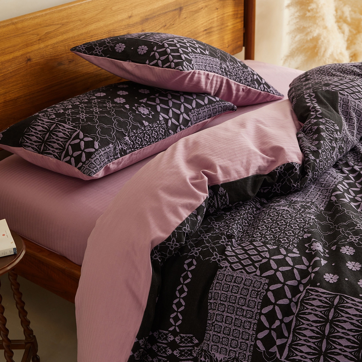 91家纺网 家纺一手货源 找家纺 山舍家居 2026新款A面色经色纬的色织提花B面全棉人字纹小提花四件套-霍德华庄园（不含税不含运费） 霍德华庄园-紫