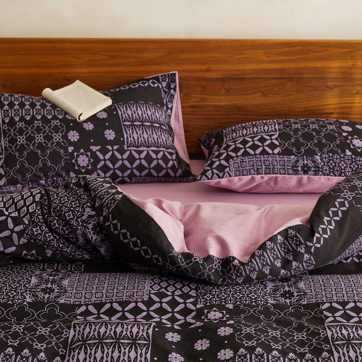 91家纺网 家纺一手货源 找家纺 山舍家居 2026新款A面色经色纬的色织提花B面全棉人字纹小提花四件套-霍德华庄园（不含税不含运费） 霍德华庄园-紫