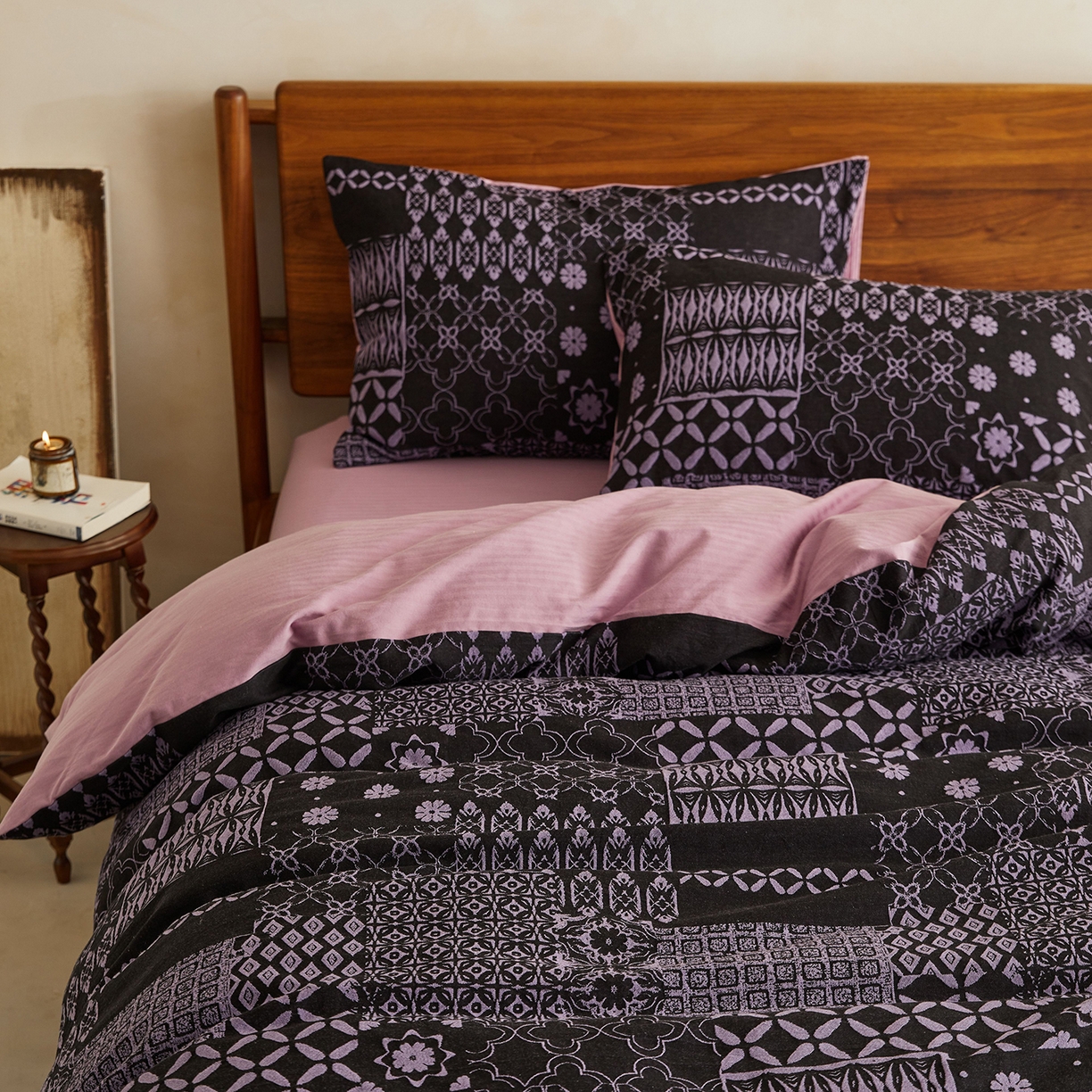 91家纺网 家纺一手货源 找家纺 山舍家居 2026新款A面色经色纬的色织提花B面全棉人字纹小提花四件套-霍德华庄园（不含税不含运费） 霍德华庄园-紫