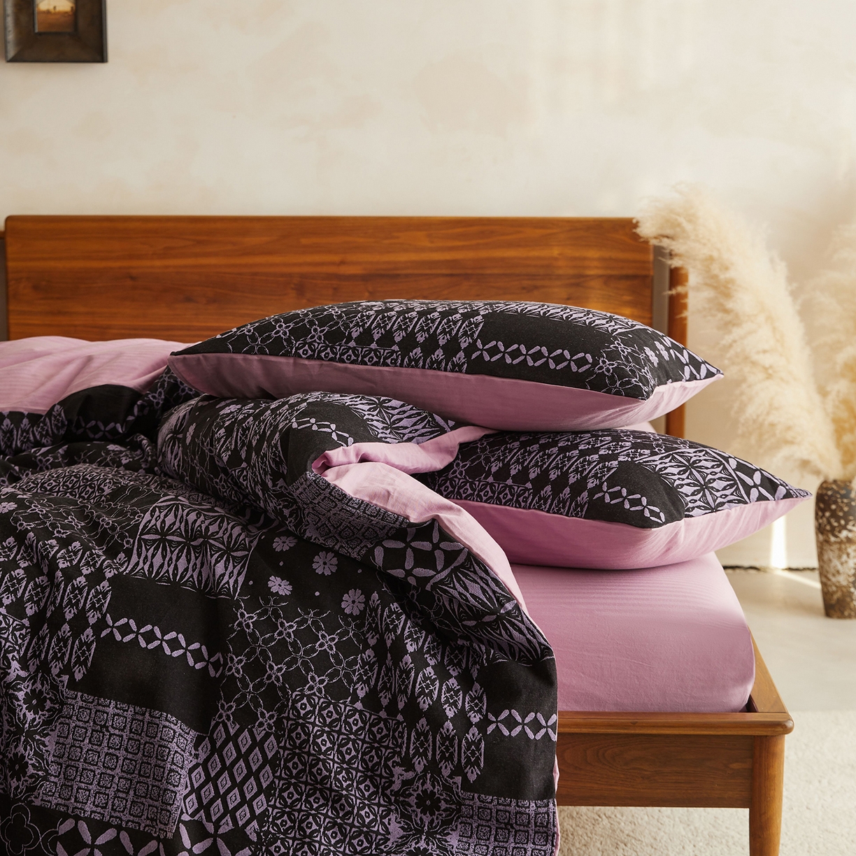 91家纺网 家纺一手货源 找家纺 山舍家居 2026新款A面色经色纬的色织提花B面全棉人字纹小提花四件套-霍德华庄园（不含税不含运费） 霍德华庄园-紫