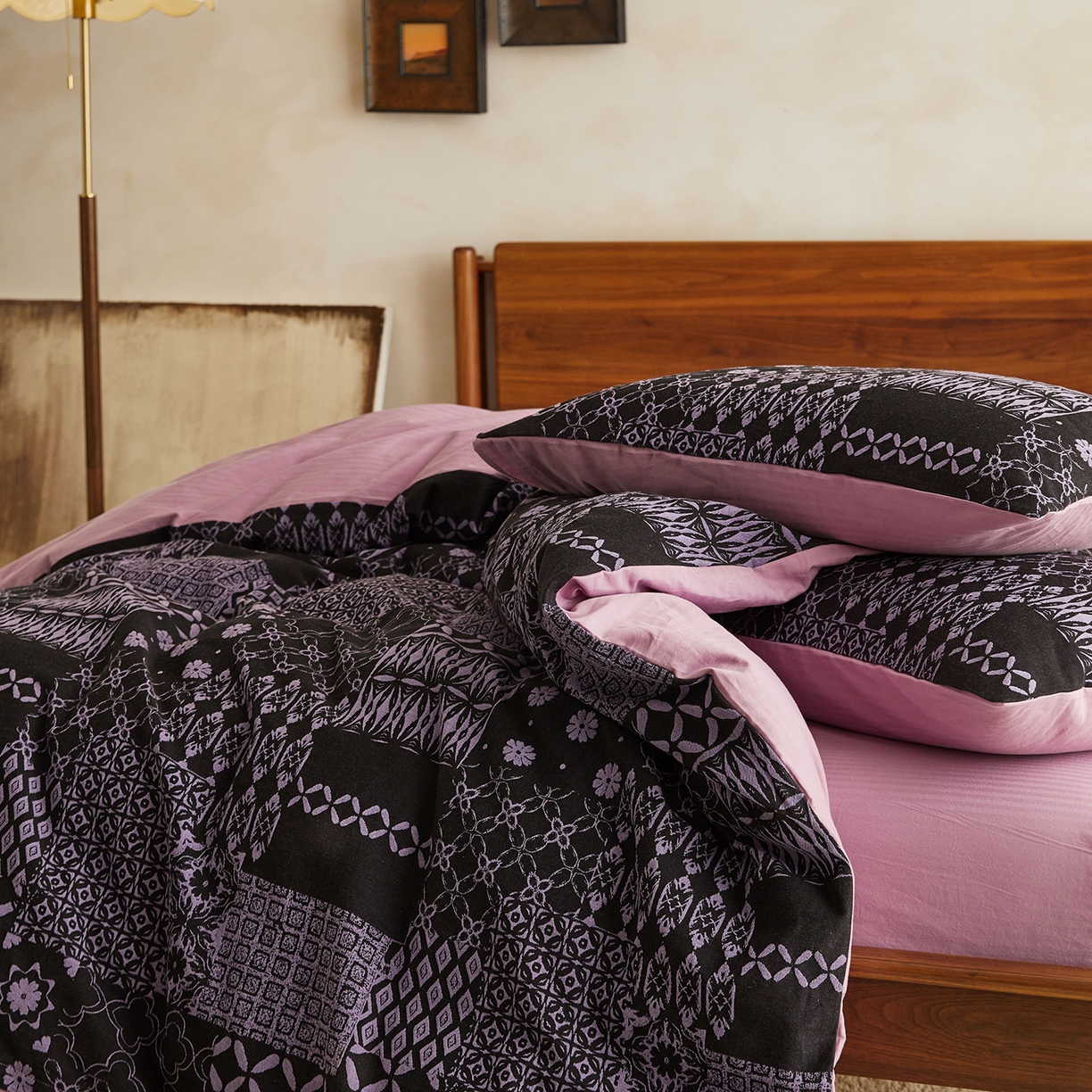 91家纺网 家纺一手货源 找家纺 山舍家居 2026新款A面色经色纬的色织提花B面全棉人字纹小提花四件套-霍德华庄园（不含税不含运费） 霍德华庄园-紫