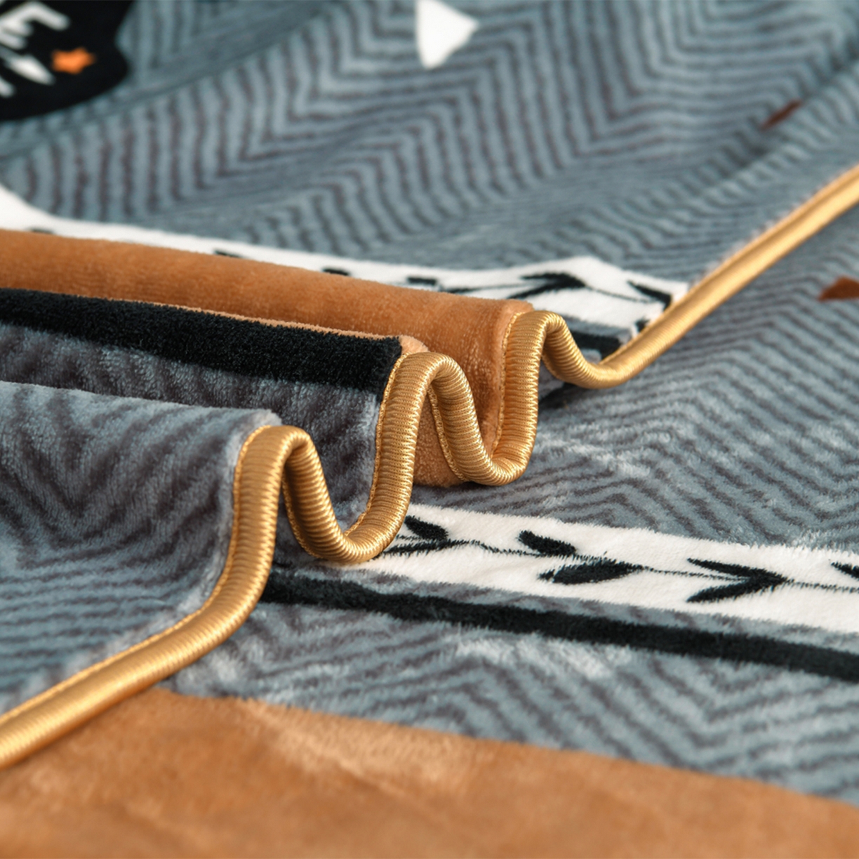 91家纺网 家纺一手货源 找家纺 董成龙家纺 2026新款高克重9-10斤加厚印花超柔牛奶绒爆款法莱绒金貂绒床裙四件套控价 一鹿有你