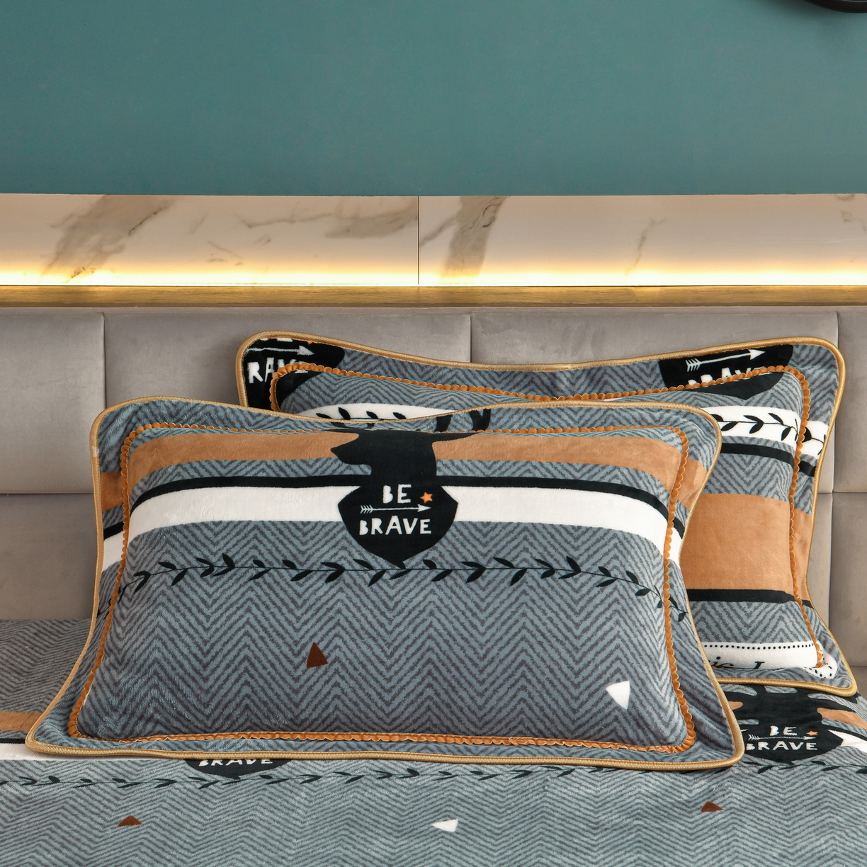 91家纺网 家纺一手货源 找家纺 董成龙家纺 2026新款高克重9-10斤加厚印花超柔牛奶绒爆款法莱绒金貂绒床裙四件套控价 一鹿有你