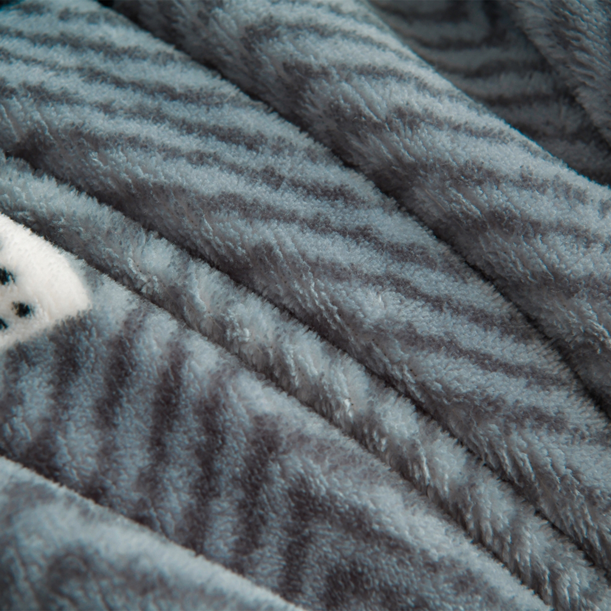 91家纺网 家纺一手货源 找家纺 董成龙家纺 2026新款高克重9-10斤加厚印花超柔牛奶绒爆款法莱绒金貂绒床裙四件套控价 一鹿有你