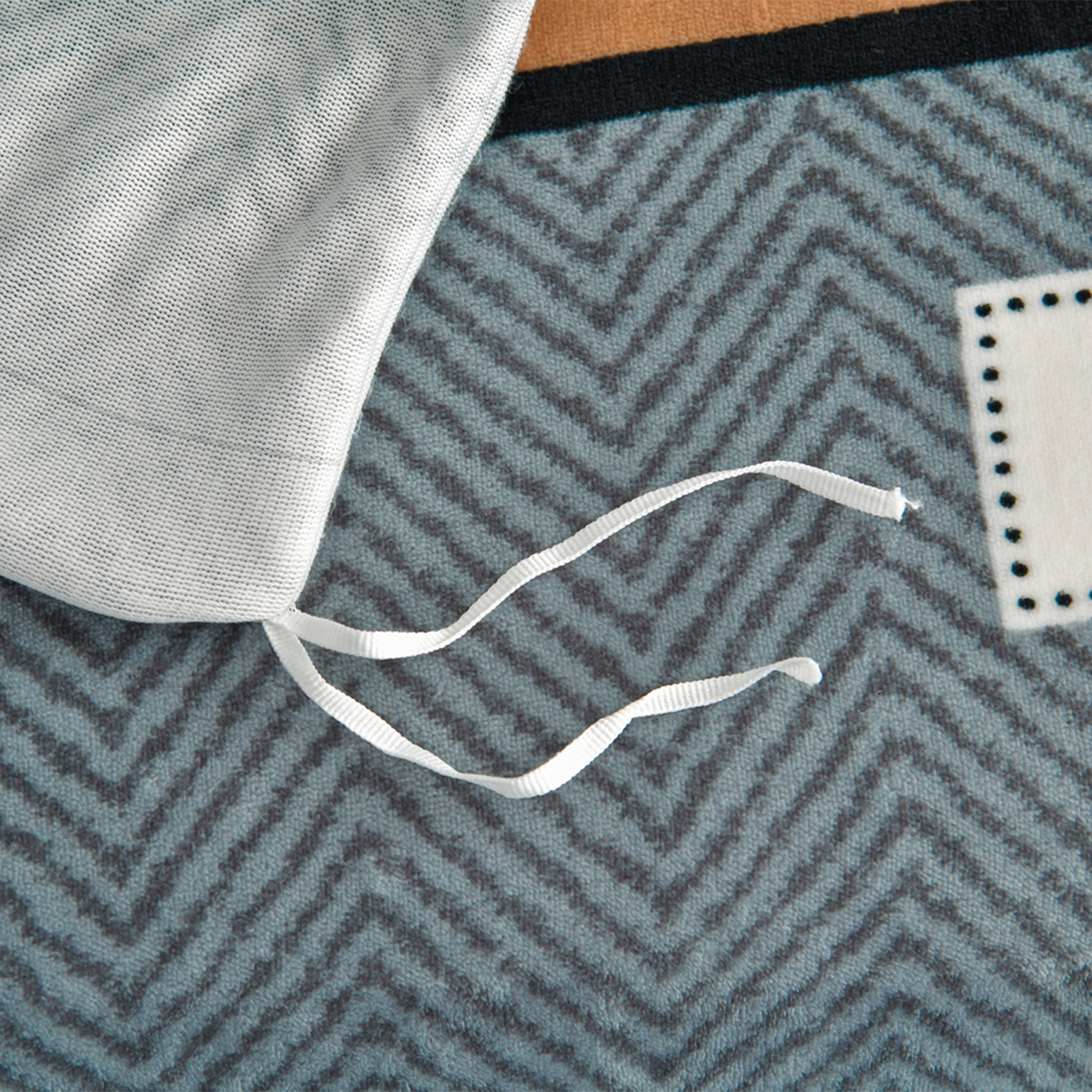 91家纺网 家纺一手货源 找家纺 董成龙家纺 2026新款高克重9-10斤加厚印花超柔牛奶绒爆款法莱绒金貂绒床裙四件套控价 一鹿有你