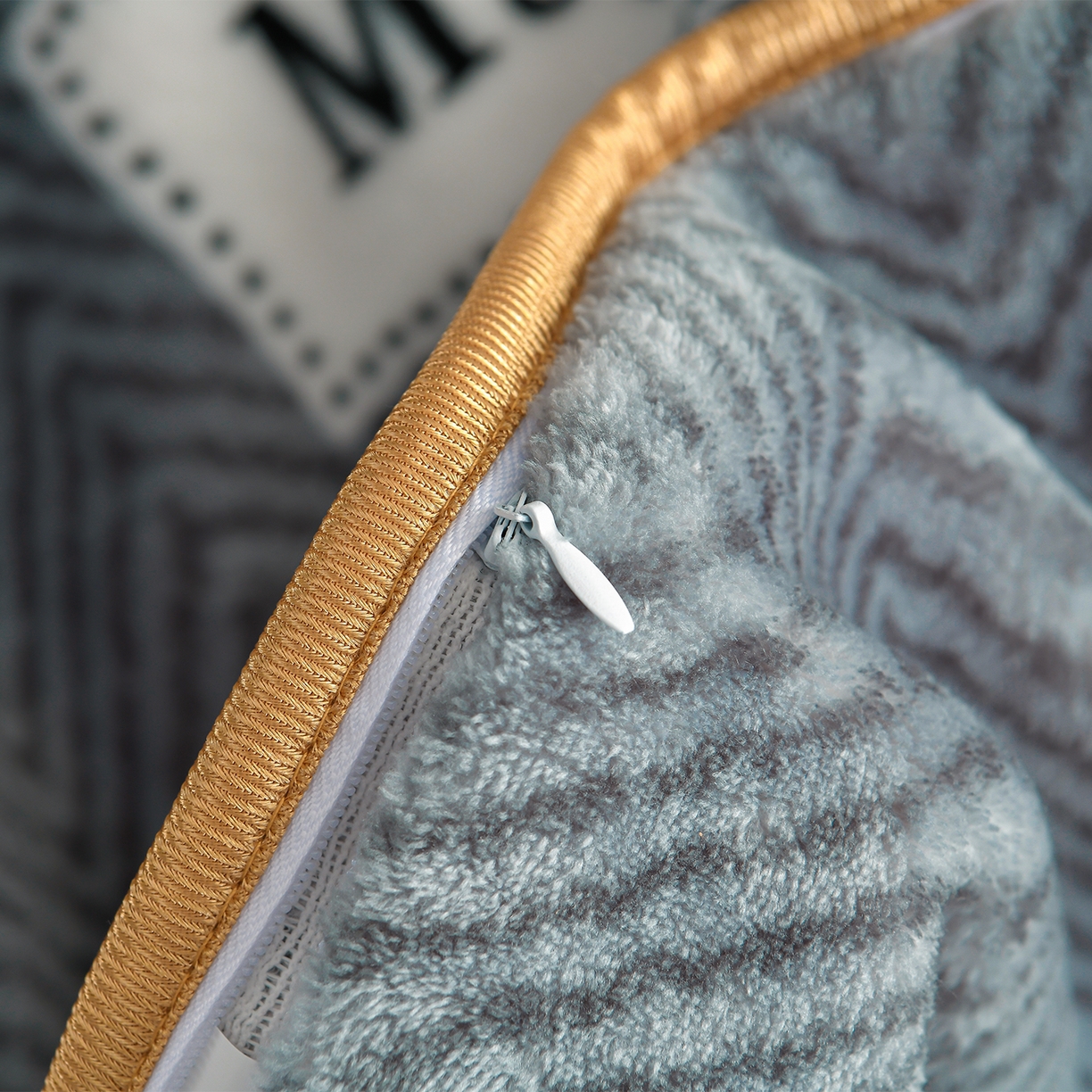 91家纺网 家纺一手货源 找家纺 董成龙家纺 2026新款高克重9-10斤加厚印花超柔牛奶绒爆款法莱绒金貂绒床裙四件套控价 一鹿有你