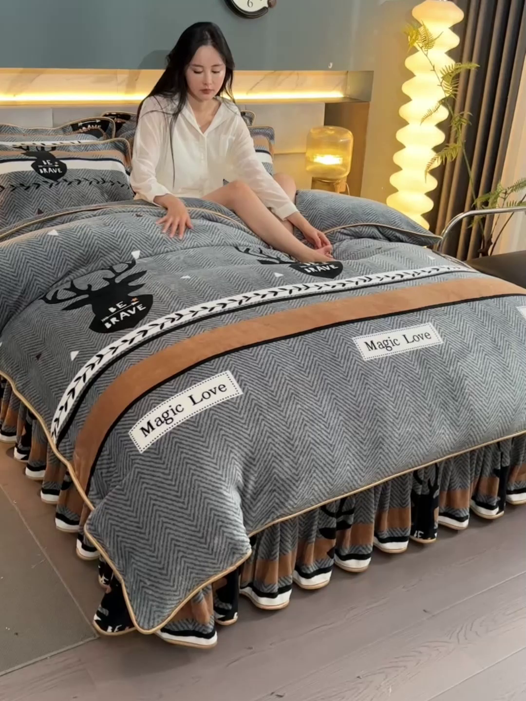 91家纺网 家纺一手货源 找家纺 董成龙家纺 2026新款高克重9-10斤加厚印花超柔牛奶绒爆款法莱绒金貂绒床裙四件套控价 一鹿有你