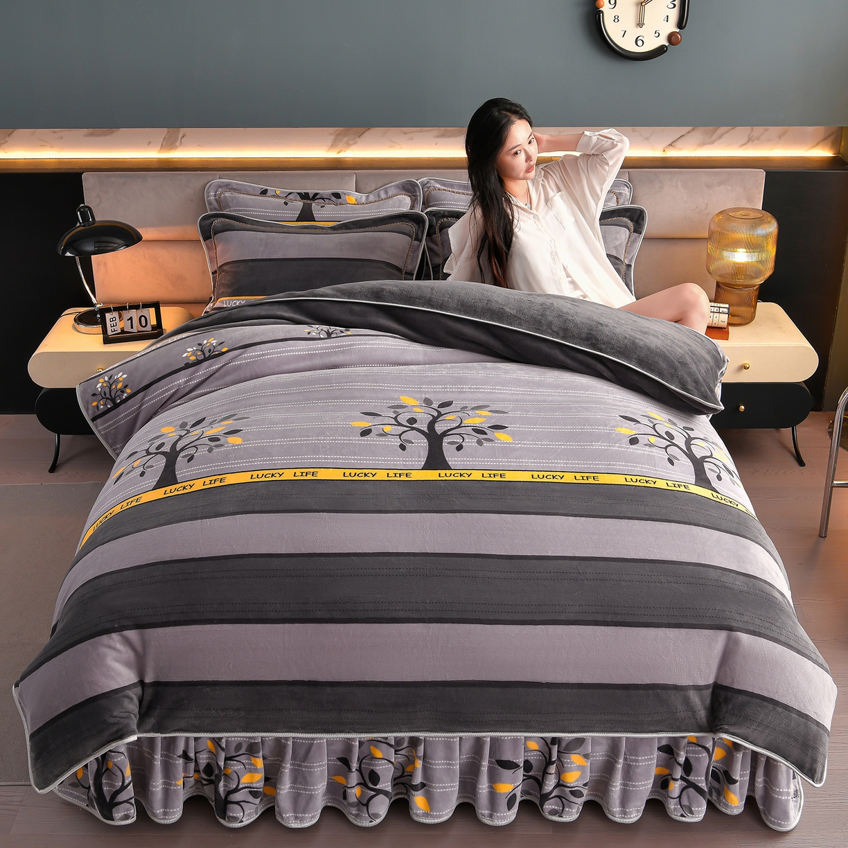 91家纺网 家纺一手货源 找家纺 董成龙家纺 2026新款高克重9-10斤加厚印花超柔牛奶绒爆款法莱绒金貂绒床裙四件套控价 美满生活