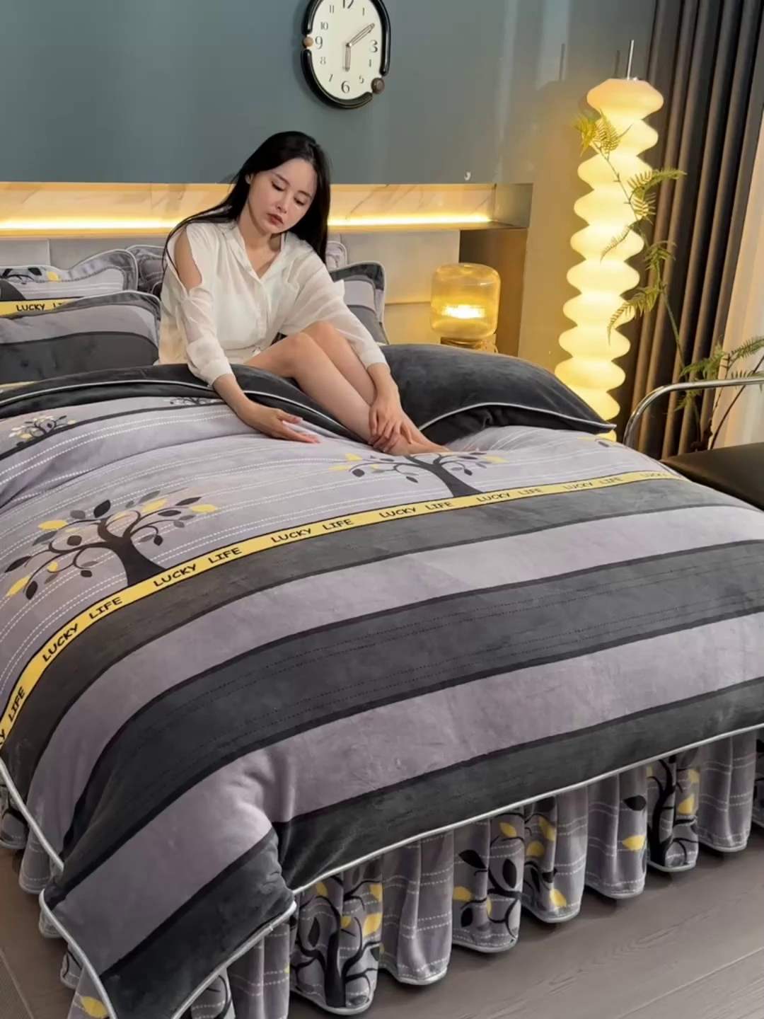 91家纺网 家纺一手货源 找家纺 董成龙家纺 2026新款高克重9-10斤加厚印花超柔牛奶绒爆款法莱绒金貂绒床裙四件套控价 美满生活