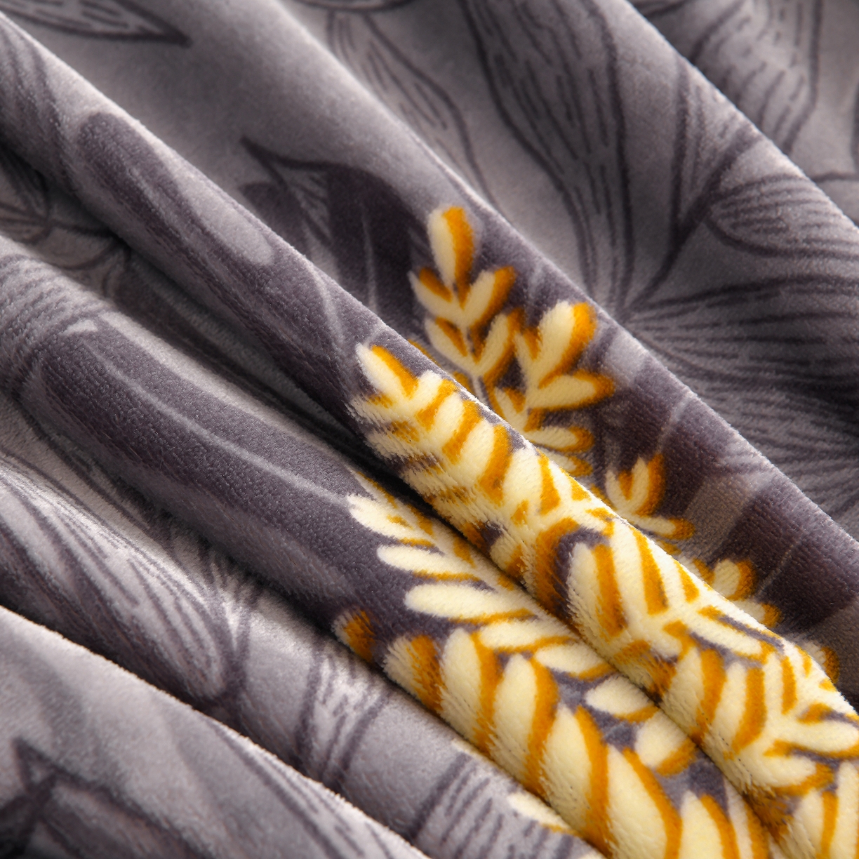 91家纺网 家纺一手货源 找家纺 董成龙家纺 2026新款高克重9-10斤加厚印花超柔牛奶绒爆款法莱绒金貂绒床裙四件套控价 黄金叶