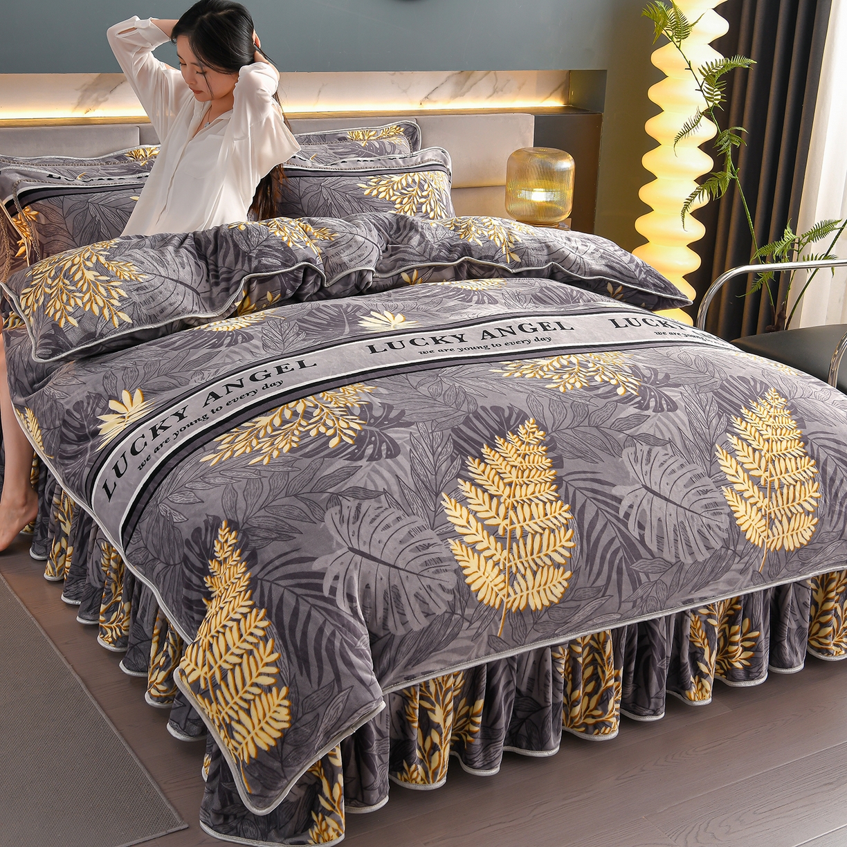 91家纺网 家纺一手货源 找家纺 董成龙家纺 2026新款高克重9-10斤加厚印花超柔牛奶绒爆款法莱绒金貂绒床裙四件套控价 黄金叶