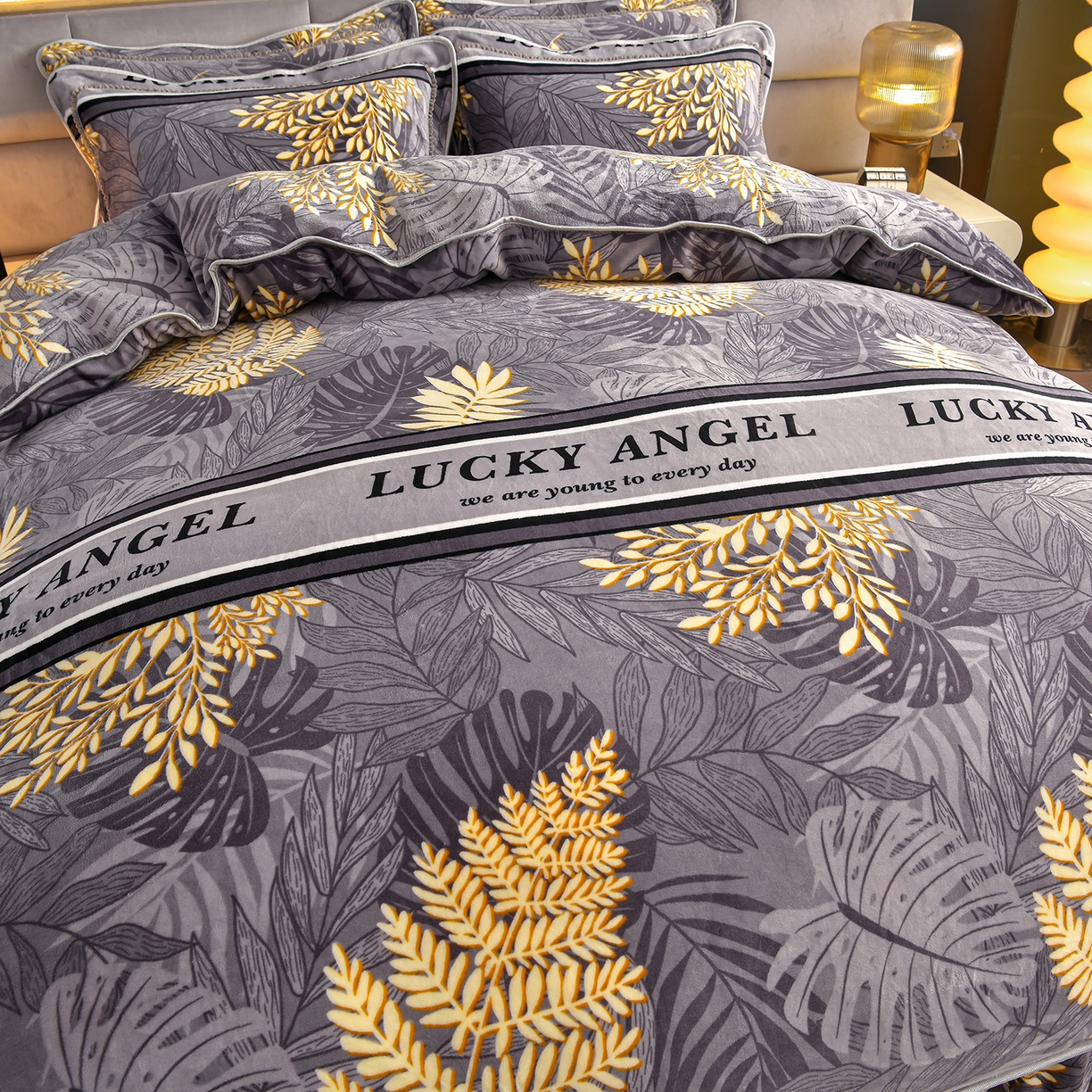 91家纺网 家纺一手货源 找家纺 董成龙家纺 2026新款高克重9-10斤加厚印花超柔牛奶绒爆款法莱绒金貂绒床裙四件套控价 黄金叶