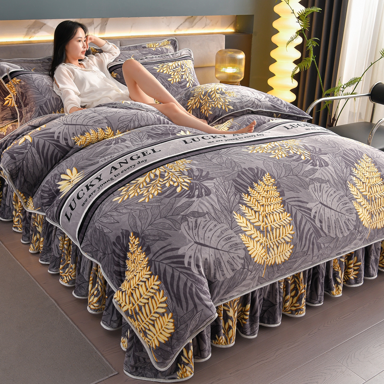 91家纺网 家纺一手货源 找家纺 董成龙家纺 2026新款高克重9-10斤加厚印花超柔牛奶绒爆款法莱绒金貂绒床裙四件套控价 黄金叶