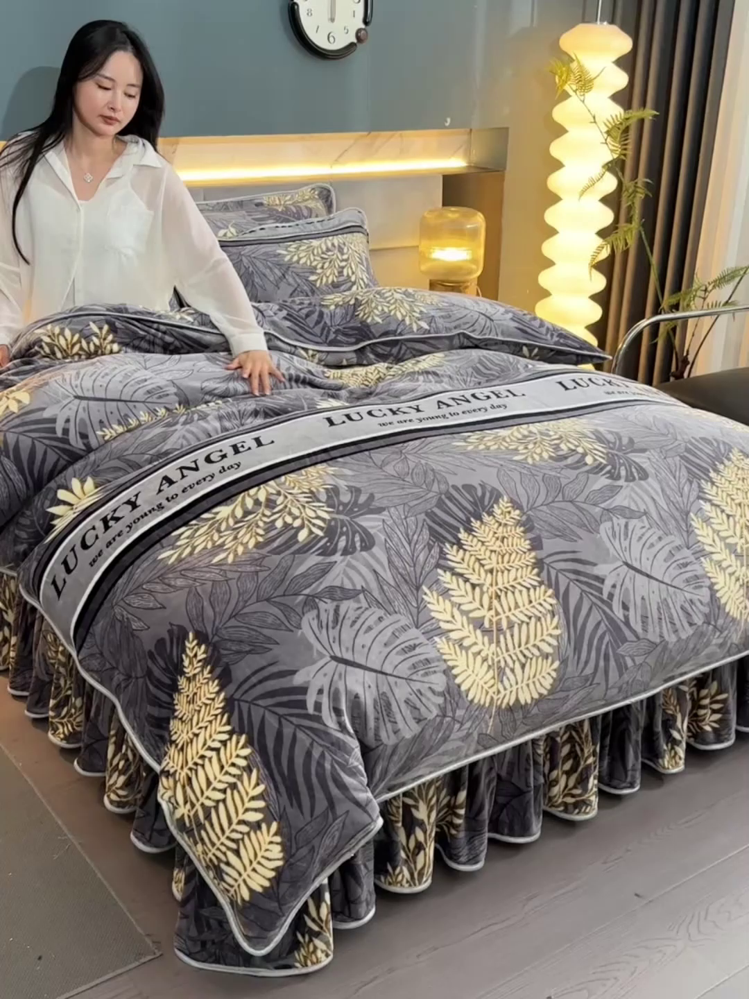 91家纺网 家纺一手货源 找家纺 董成龙家纺 2026新款高克重9-10斤加厚印花超柔牛奶绒爆款法莱绒金貂绒床裙四件套控价 黄金叶