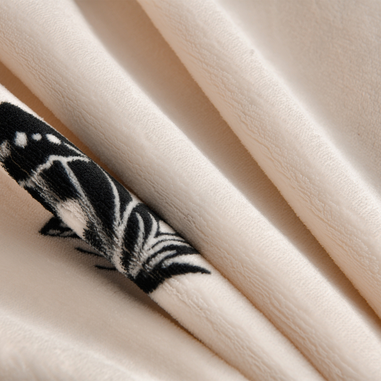 91家纺网 家纺一手货源 找家纺 董成龙家纺 2026新款高克重9-10斤加厚印花超柔牛奶绒爆款法莱绒金貂绒床裙四件套控价 蝶梦