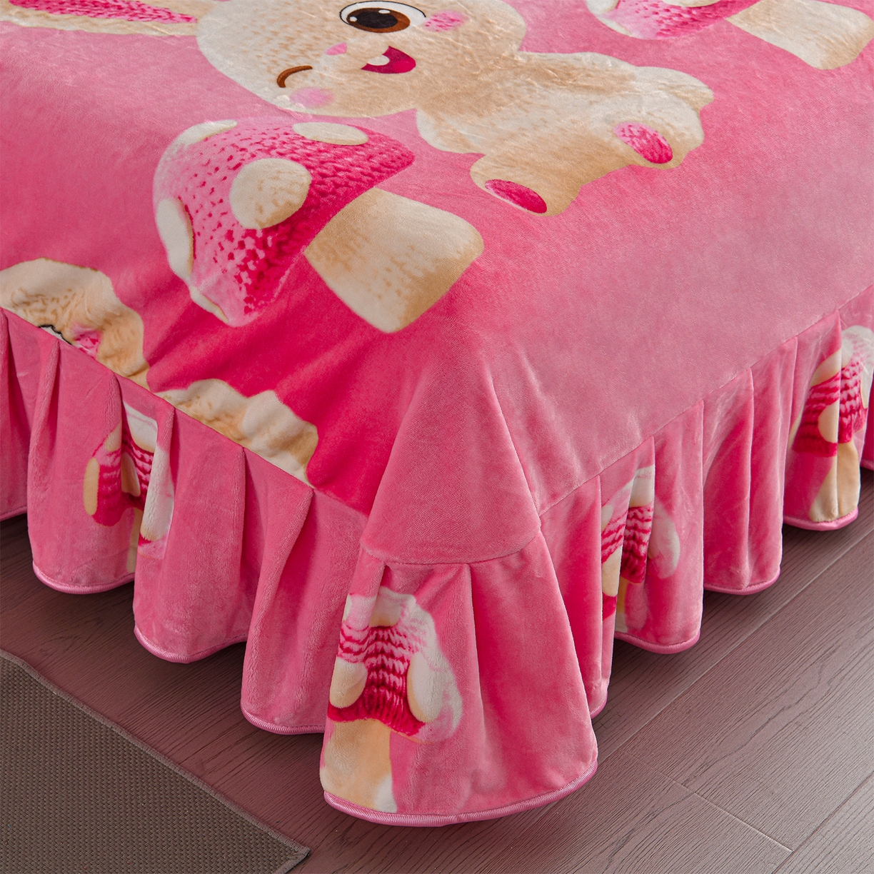 91家纺网 家纺一手货源 找家纺 董成龙家纺 2026新款高克重9-10斤加厚印花超柔牛奶绒爆款法莱绒金貂绒床裙四件套控价 萌萌兔