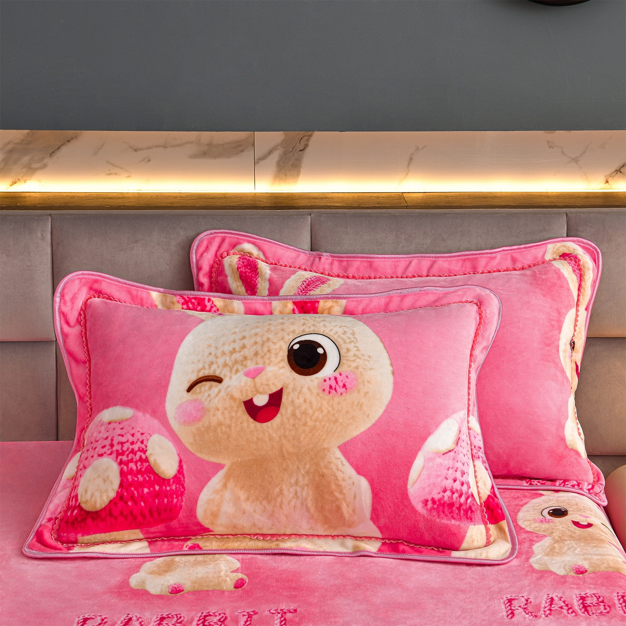 91家纺网 家纺一手货源 找家纺 董成龙家纺 2026新款高克重9-10斤加厚印花超柔牛奶绒爆款法莱绒金貂绒床裙四件套控价 萌萌兔