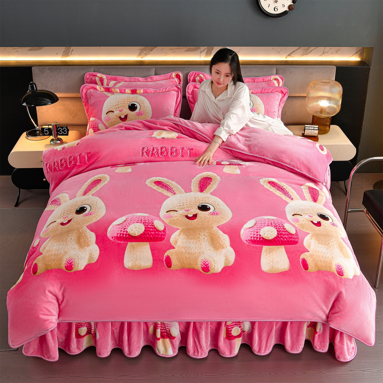 91家纺网 家纺一手货源 找家纺 董成龙家纺 2026新款高克重9-10斤加厚印花超柔牛奶绒爆款法莱绒金貂绒床裙四件套控价 萌萌兔