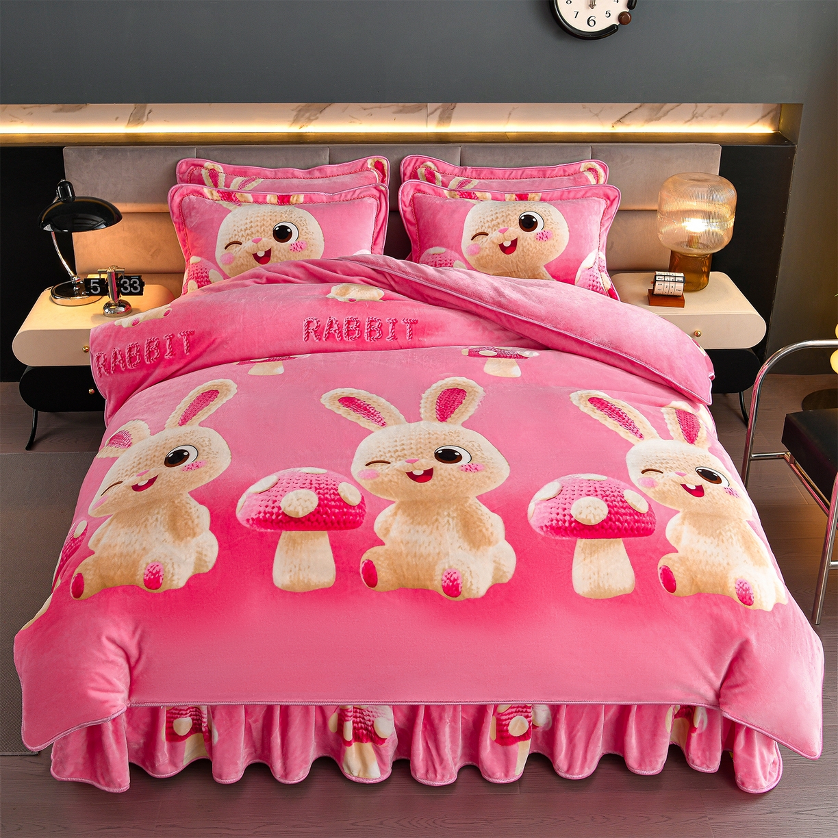 91家纺网 家纺一手货源 找家纺 董成龙家纺 2026新款高克重9-10斤加厚印花超柔牛奶绒爆款法莱绒金貂绒床裙四件套控价 萌萌兔