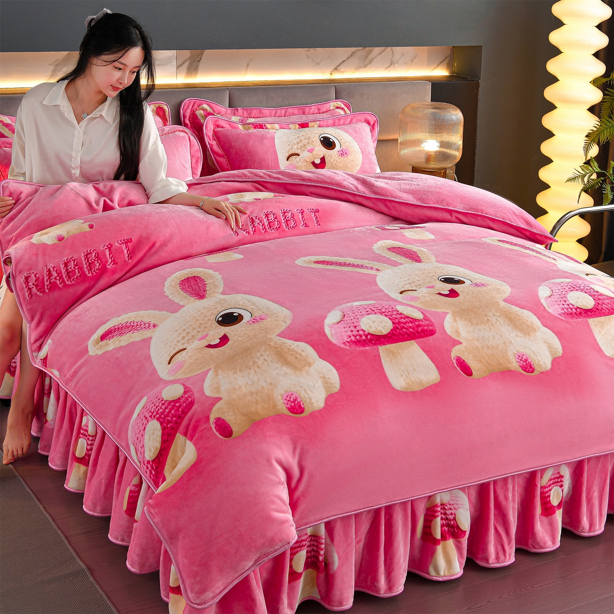 91家纺网 家纺一手货源 找家纺 董成龙家纺 2026新款高克重9-10斤加厚印花超柔牛奶绒爆款法莱绒金貂绒床裙四件套控价 萌萌兔