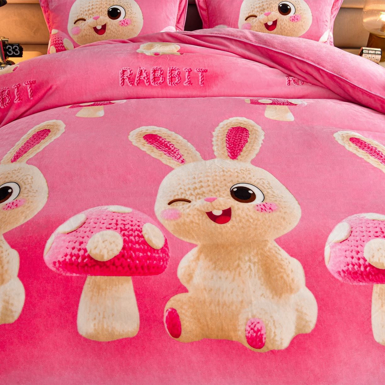 91家纺网 家纺一手货源 找家纺 董成龙家纺 2026新款高克重9-10斤加厚印花超柔牛奶绒爆款法莱绒金貂绒床裙四件套控价 萌萌兔