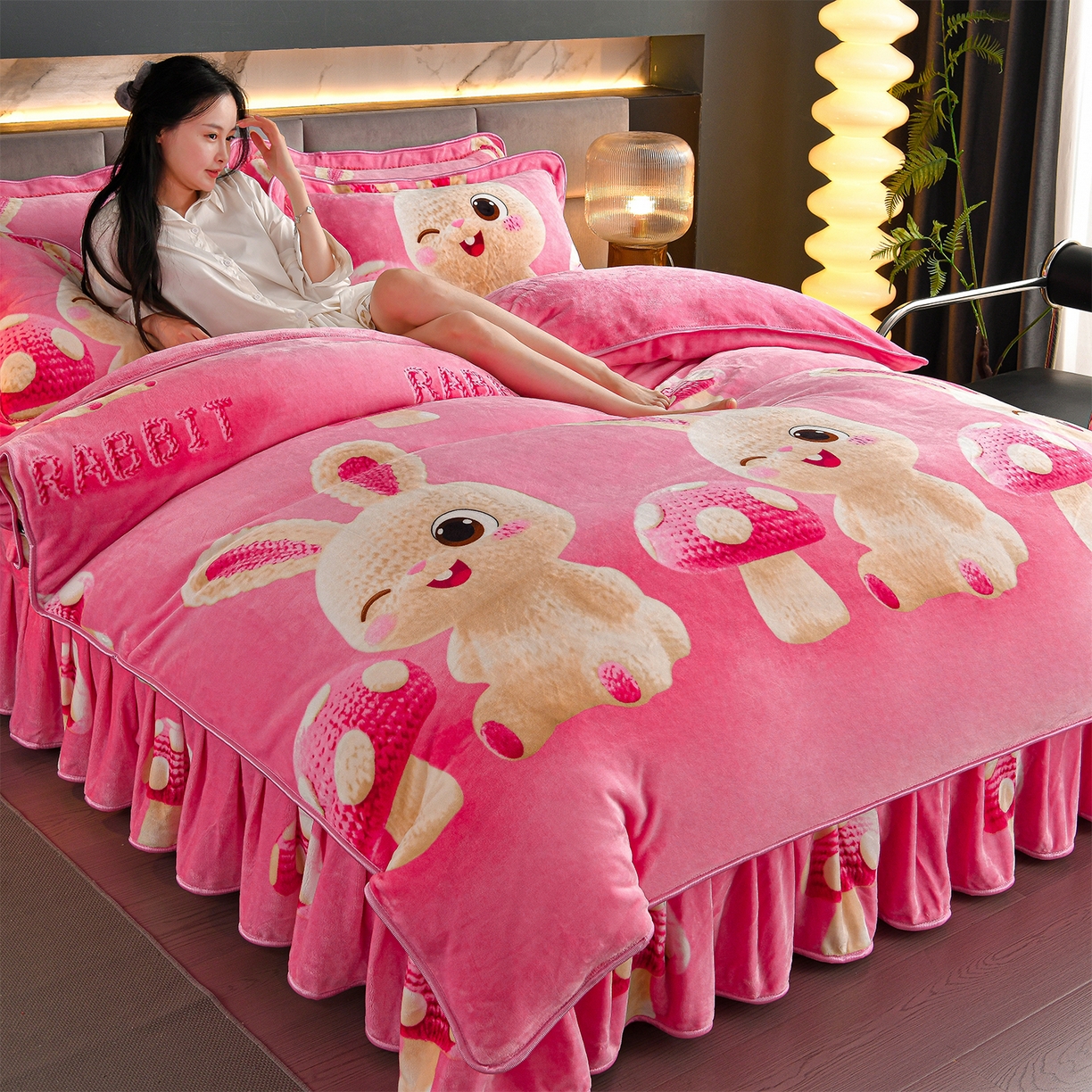 91家纺网 家纺一手货源 找家纺 董成龙家纺 2026新款高克重9-10斤加厚印花超柔牛奶绒爆款法莱绒金貂绒床裙四件套控价 萌萌兔