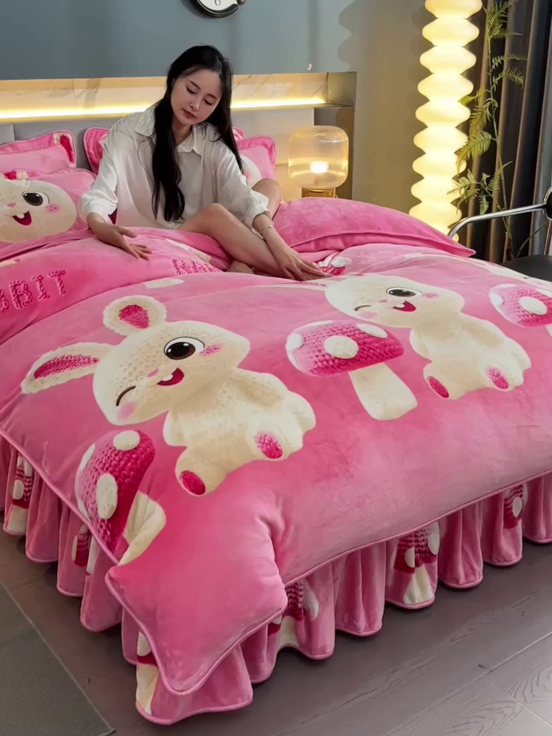 91家纺网 家纺一手货源 找家纺 董成龙家纺 2026新款高克重9-10斤加厚印花超柔牛奶绒爆款法莱绒金貂绒床裙四件套控价 萌萌兔