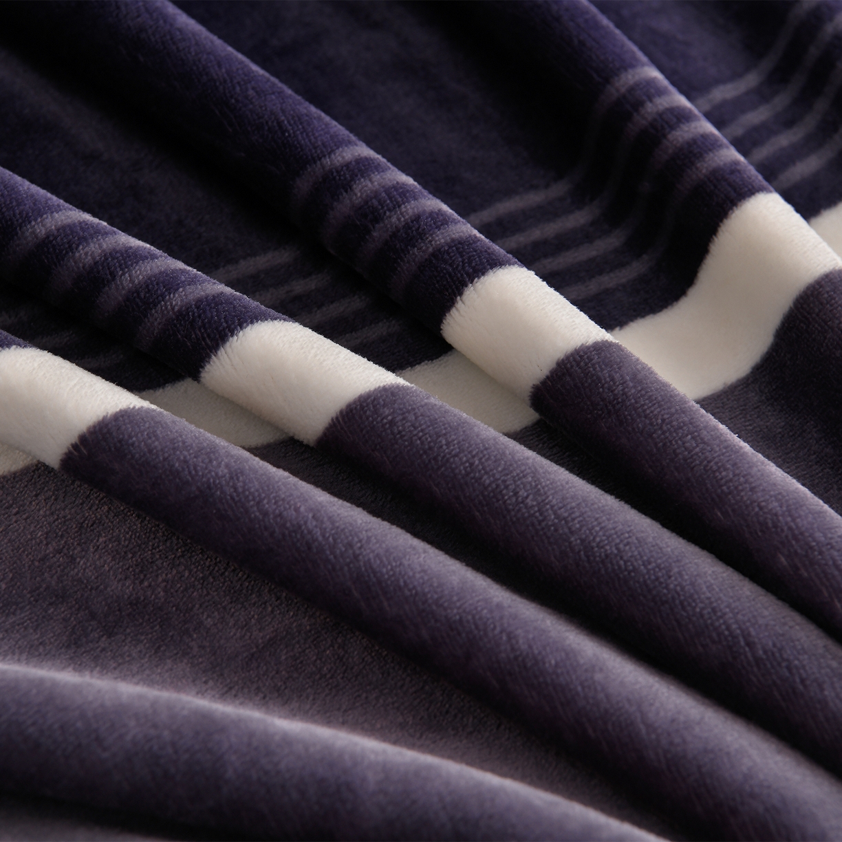 91家纺网 家纺一手货源 找家纺 董成龙家纺 2026新款高克重9-10斤加厚印花超柔牛奶绒爆款法莱绒金貂绒床裙四件套控价 英伦风尚