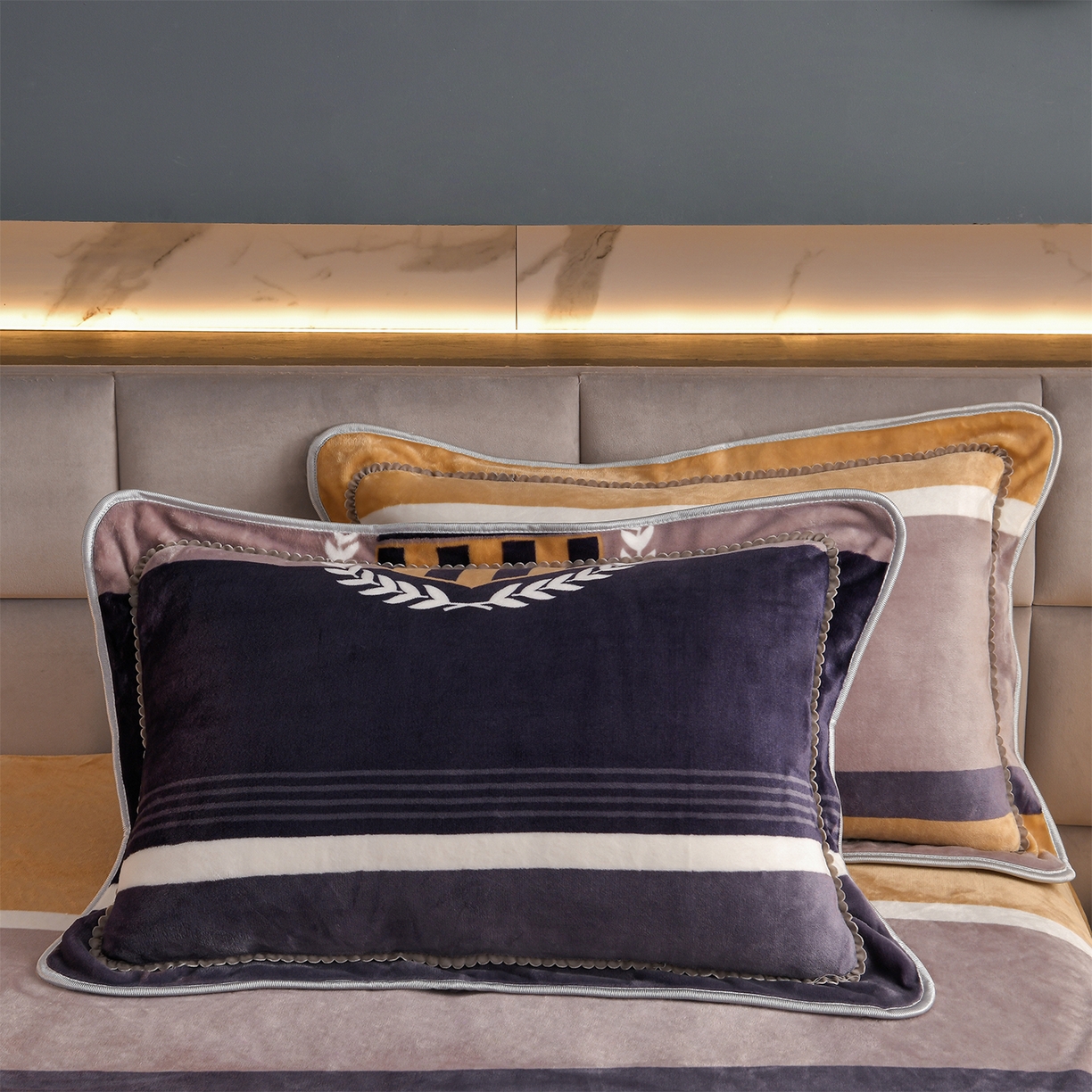 91家纺网 家纺一手货源 找家纺 董成龙家纺 2026新款高克重9-10斤加厚印花超柔牛奶绒爆款法莱绒金貂绒床裙四件套控价 英伦风尚