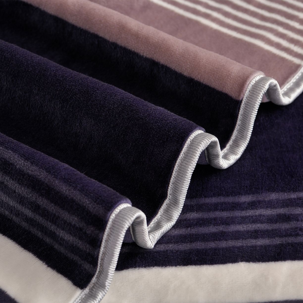 91家纺网 家纺一手货源 找家纺 董成龙家纺 2026新款高克重9-10斤加厚印花超柔牛奶绒爆款法莱绒金貂绒床裙四件套控价 英伦风尚