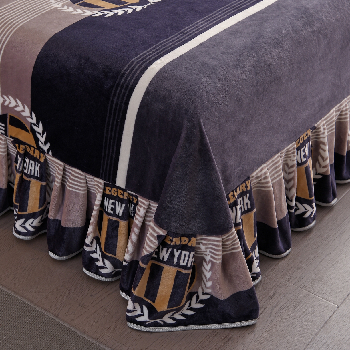 91家纺网 家纺一手货源 找家纺 董成龙家纺 2026新款高克重9-10斤加厚印花超柔牛奶绒爆款法莱绒金貂绒床裙四件套控价 英伦风尚