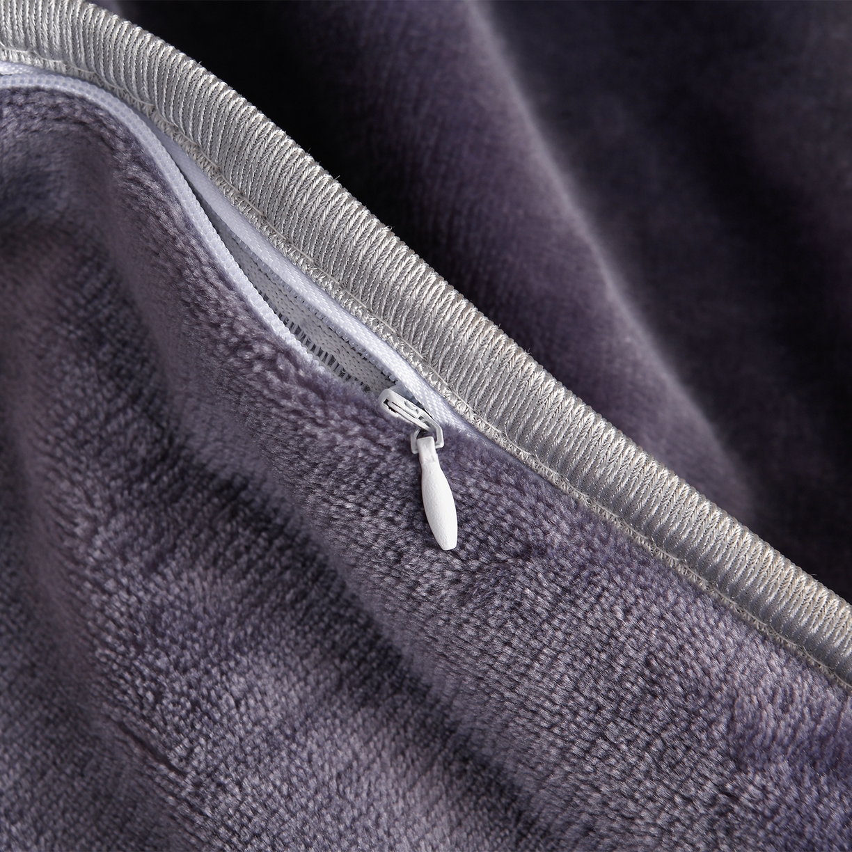 91家纺网 家纺一手货源 找家纺 董成龙家纺 2026新款高克重9-10斤加厚印花超柔牛奶绒爆款法莱绒金貂绒床裙四件套控价 英伦风尚