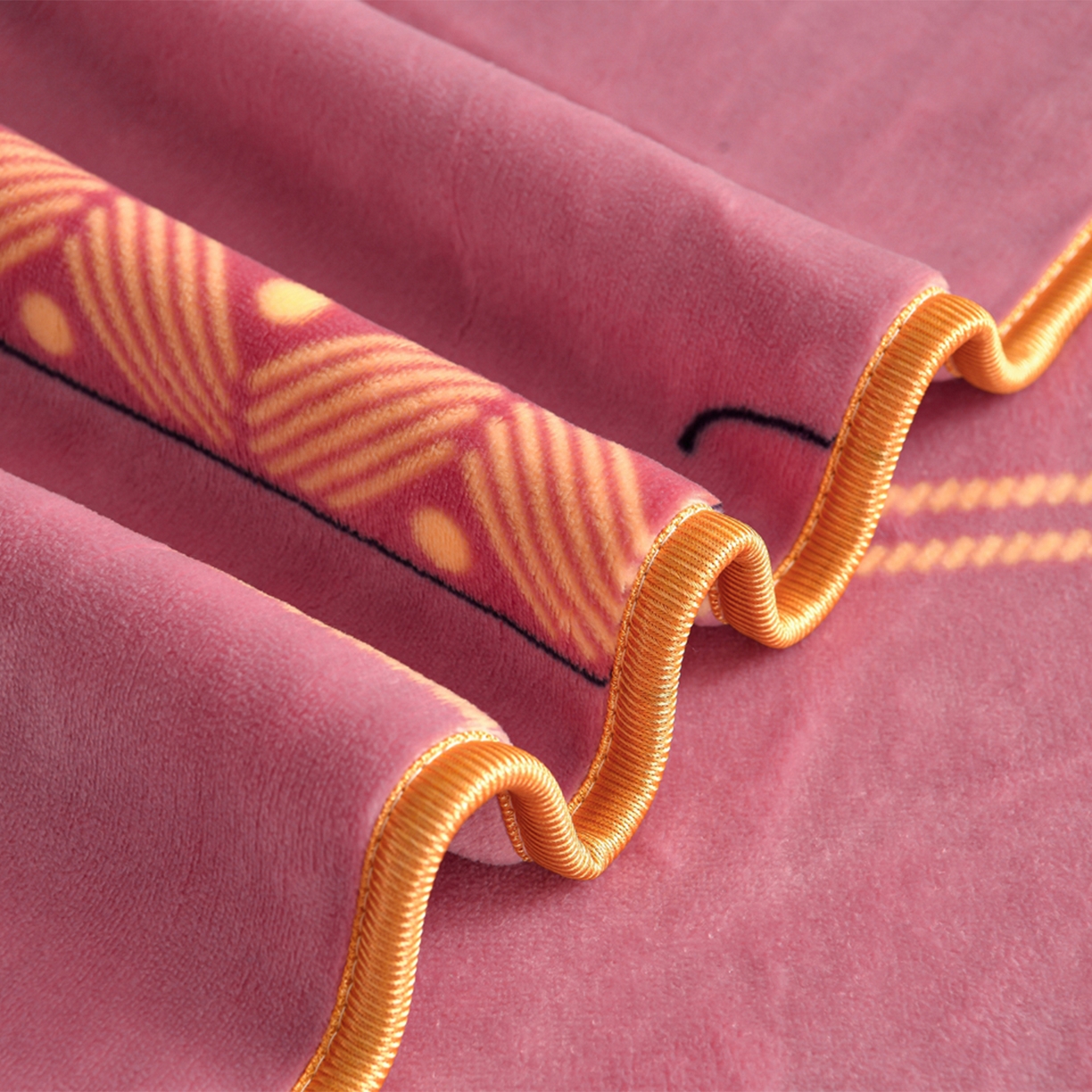 91家纺网 家纺一手货源 找家纺 董成龙家纺 2026新款高克重9-10斤加厚印花超柔牛奶绒爆款法莱绒金貂绒床裙四件套控价 花韵