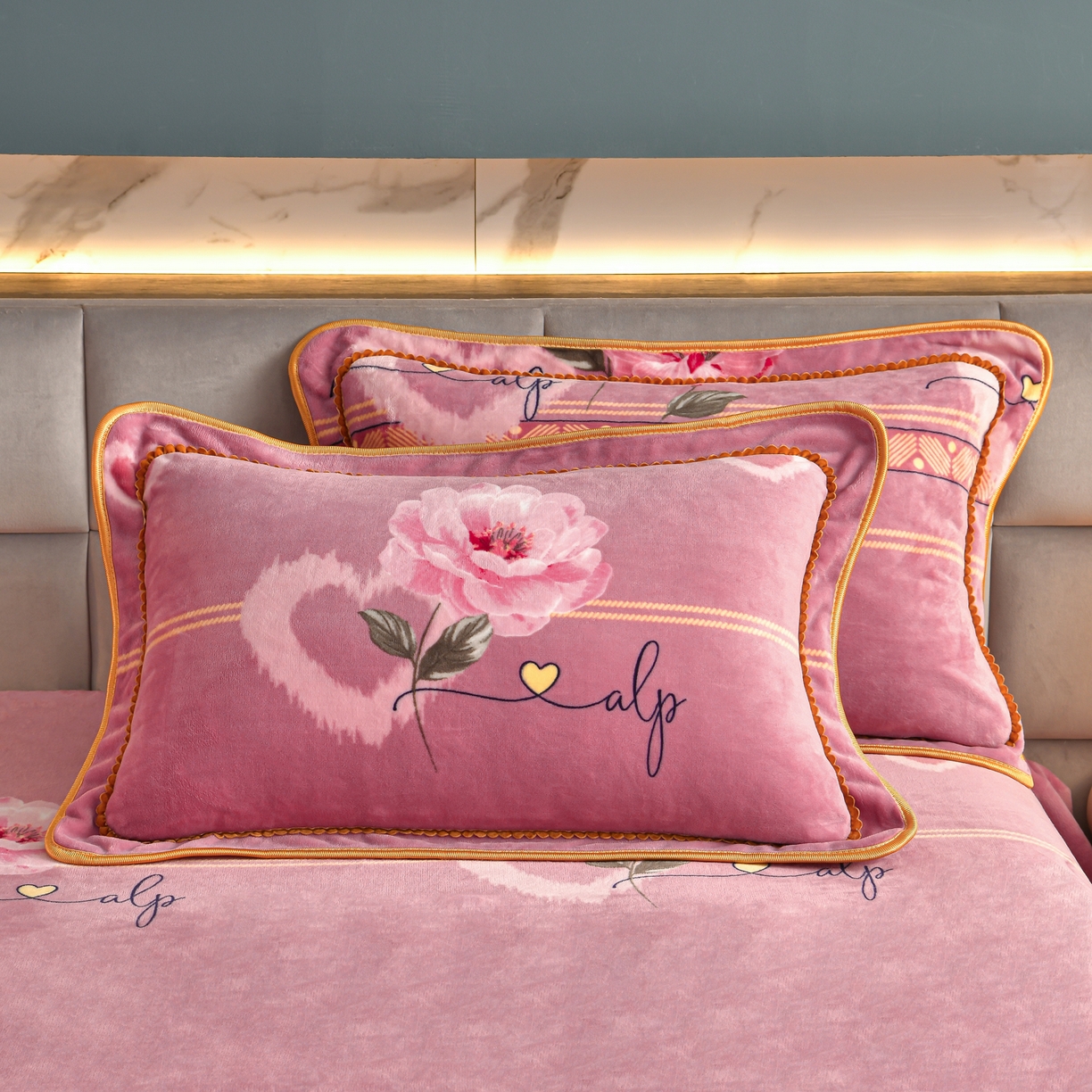 91家纺网 家纺一手货源 找家纺 董成龙家纺 2026新款高克重9-10斤加厚印花超柔牛奶绒爆款法莱绒金貂绒床裙四件套控价 花韵