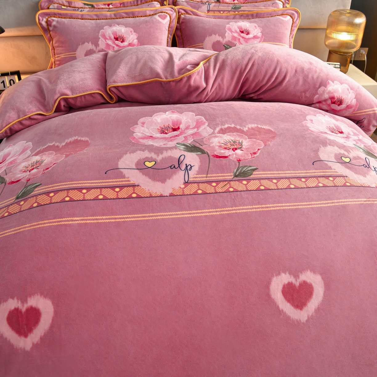 91家纺网 家纺一手货源 找家纺 董成龙家纺 2026新款高克重9-10斤加厚印花超柔牛奶绒爆款法莱绒金貂绒床裙四件套控价 花韵